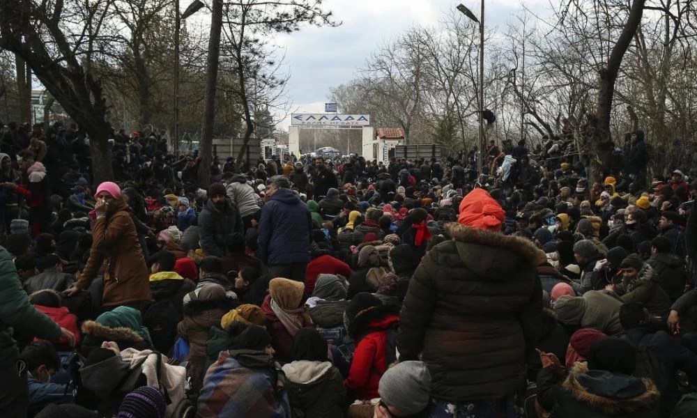 Ολονύχτια μάχη στον Έβρο: Τουλάχιστον 13.000 πρόσφυγες στα σύνορα